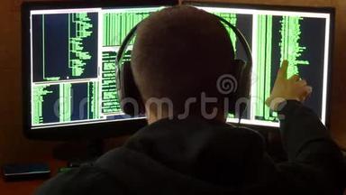 黑客被视为二进制代码。 黑客从他的黑暗黑客室渗透网络系统。 偷窃黑客